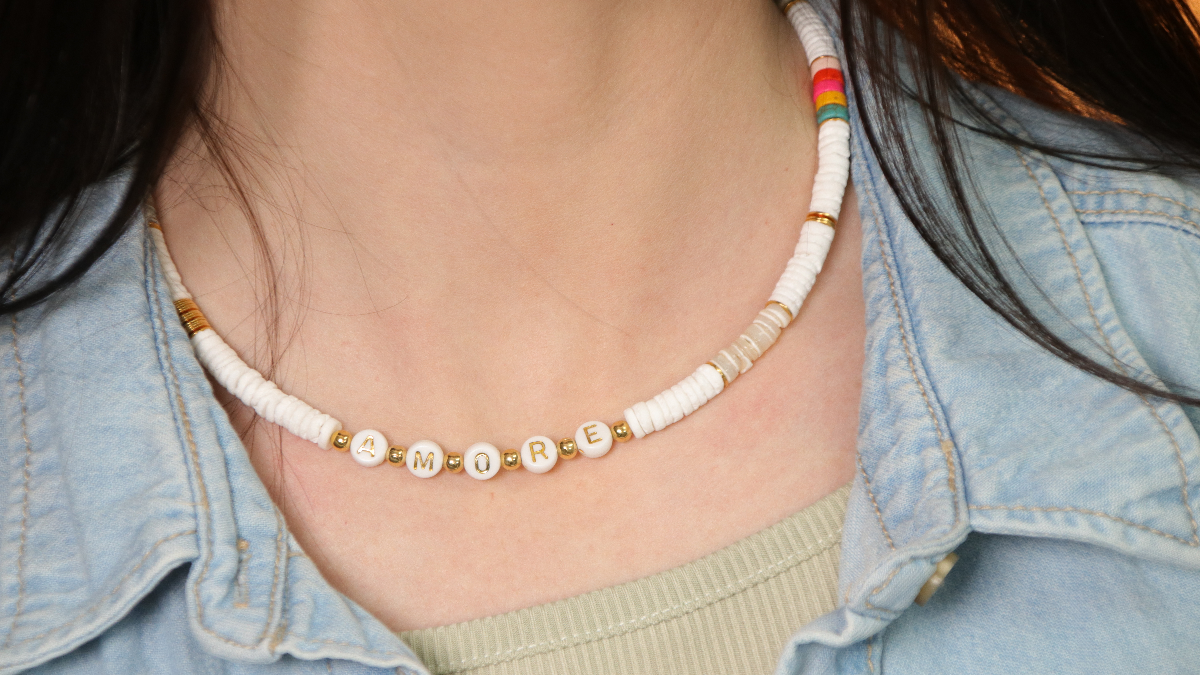 Schema Gioiello fai da te 3 in 1 messaggio fatto di conchiglie heishi e perline di lettere Schema Gioiello fai da te 3 in 1 messaggio fatto di conchiglie heishi e perline di lettere