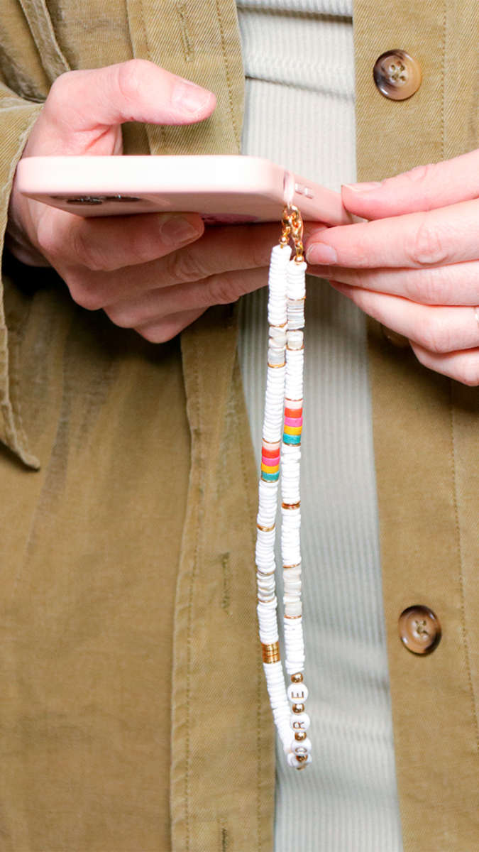 Schema Gioiello fai da te 3 in 1 messaggio fatto di conchiglie heishi e perline di lettere Schema Gioiello fai da te 3 in 1 messaggio fatto di conchiglie heishi e perline di lettere