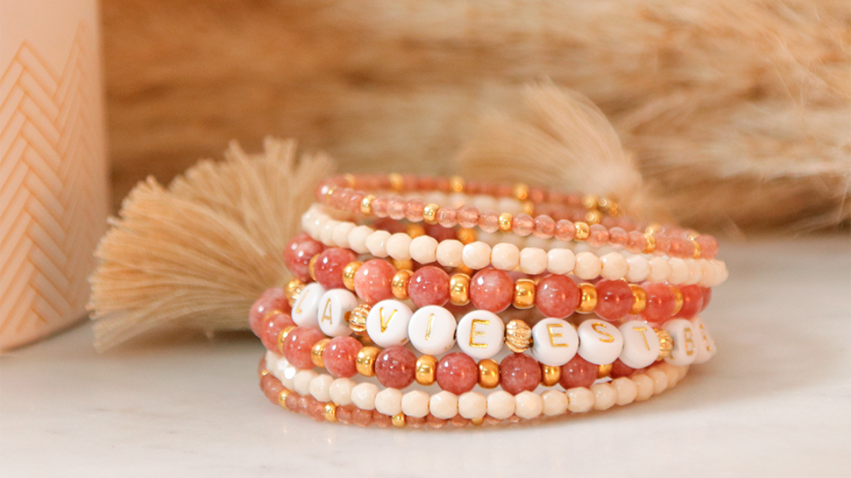 Schema Polsino del messaggio con gemme e nappe Schema Polsino del messaggio con gemme e nappe