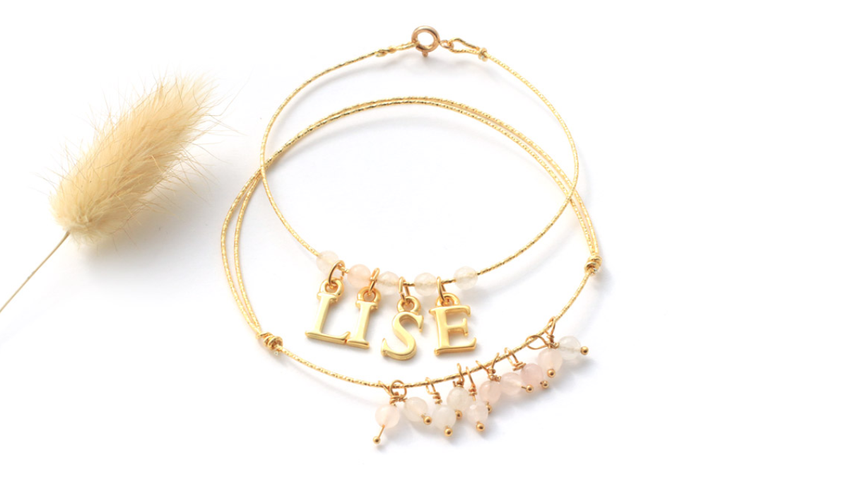 Schema Bracciale Jonc semainier diamanté dorato con charms in oro fine alfabeto Schema Bracciale Jonc semainier diamanté dorato con charms in oro fine alfabeto