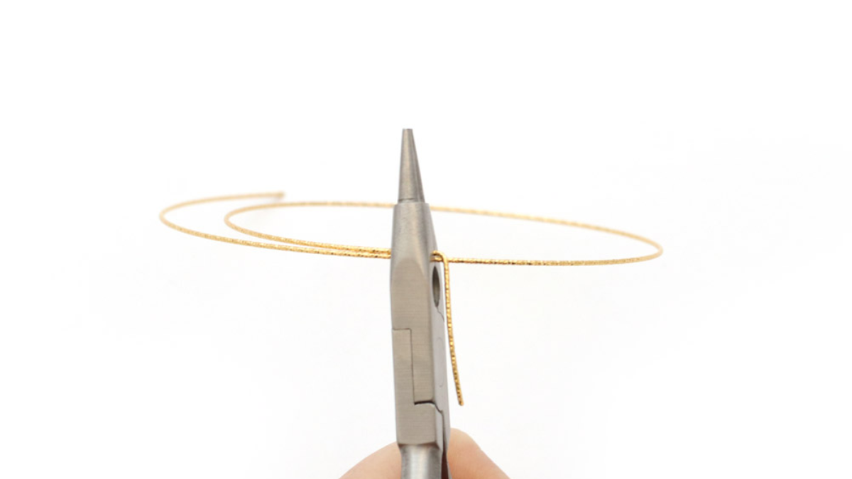 Bracciale Jonc semainier diamanté dorato con charms in oro fine alfabeto : Tappa 4 Bracciale Jonc semainier diamanté dorato con charms in oro fine alfabeto : Tappa 4