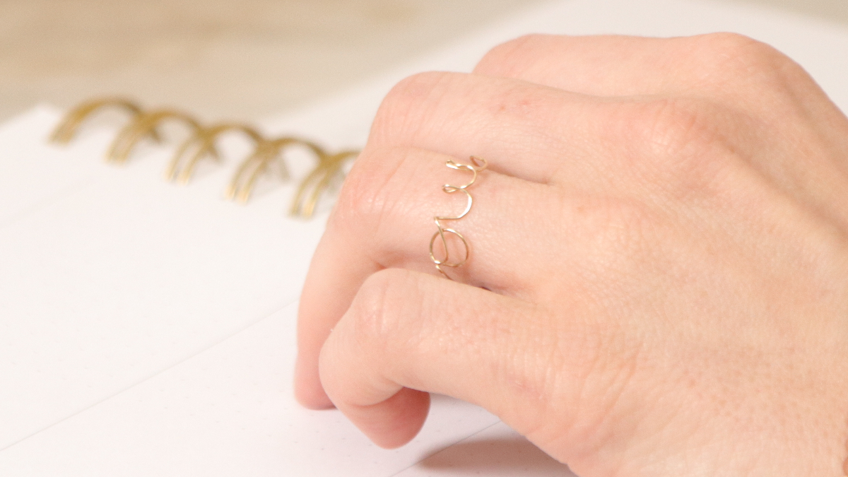 Sì parola anello in filo sagomato