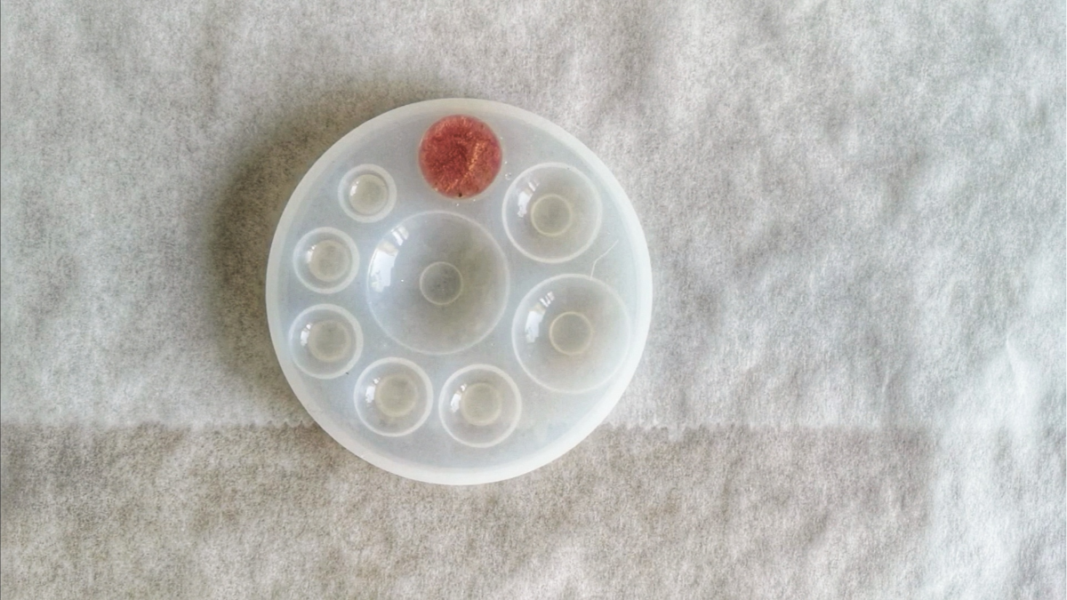 Ciondolo fai da te cabochon fiori secchi e foglie d'oro in resina epossidica : Tappa 3 Ciondolo fai da te cabochon fiori secchi e foglie d'oro in resina epossidica : Tappa 3