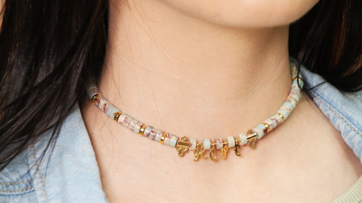 Schema Girocollo fai da te con perline heishi per il messaggio