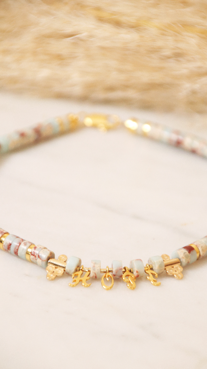 Schema Girocollo fai da te con perline heishi per il messaggio