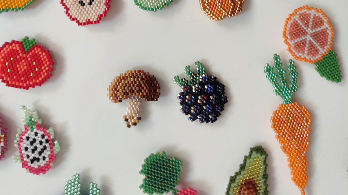 Calamita in rilievo con mora e fungo fai da te in Miyuki bead weave 11/0