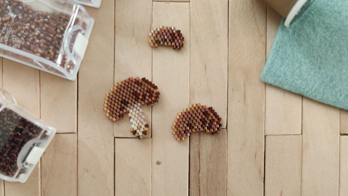 Calamita in rilievo con mora e fungo fai da te in Miyuki bead weave 11/0 : Tappa 4 Calamita in rilievo con mora e fungo fai da te in Miyuki bead weave 11/0 : Tappa 4