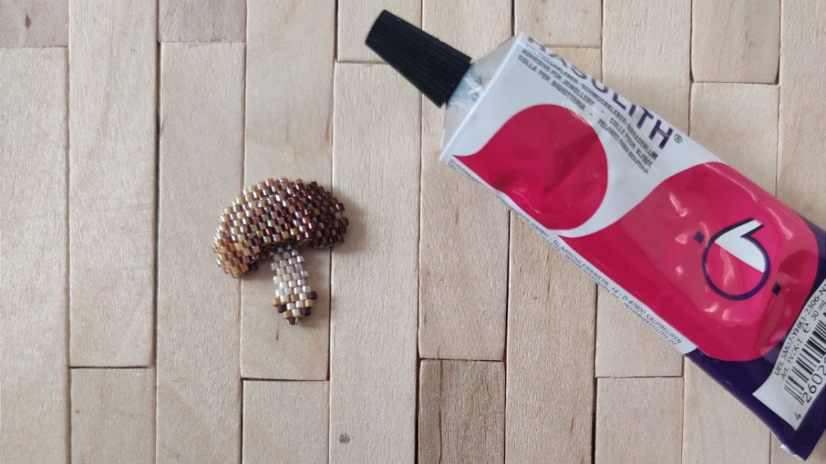 Calamita in rilievo con mora e fungo fai da te in Miyuki bead weave 11/0 : Tappa 5 Calamita in rilievo con mora e fungo fai da te in Miyuki bead weave 11/0 : Tappa 5