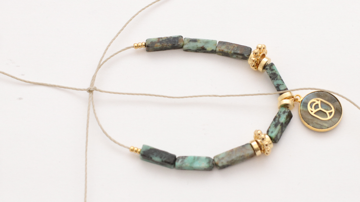 Braccialetto in pizzo chiacchierino Ocean Turquoise Light con perli
