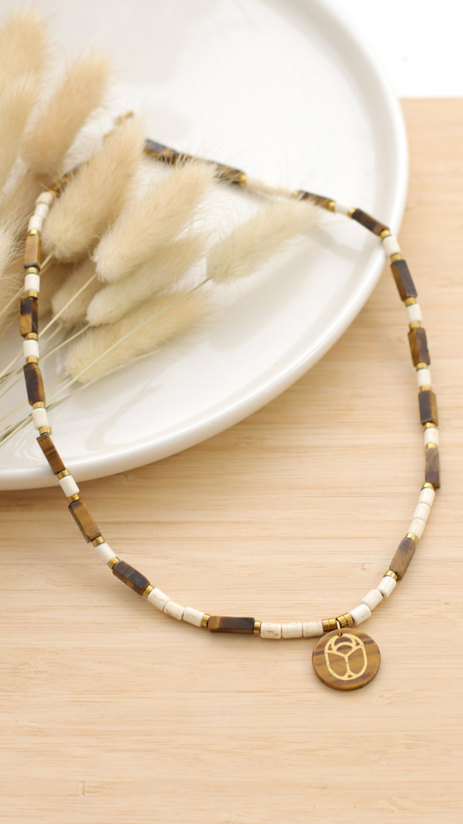 Schema Collana fai da te di perle di occhio di tigre con il fascino dello scarabeo Schema Collana fai da te di perle di occhio di tigre con il fascino dello scarabeo