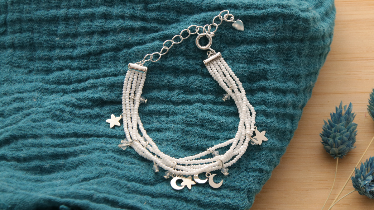 Bracciale multirang con charms di lune e stelle Bracciale multirang con charms di lune e stelle
