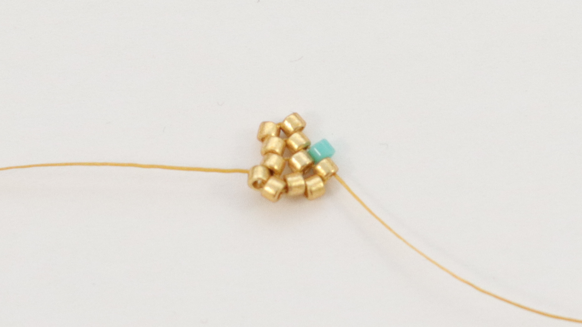 Orecchini Miyuki Triangle 3D weaving versione turchese : Tappa 5 Orecchini Miyuki Triangle 3D weaving versione turchese : Tappa 5