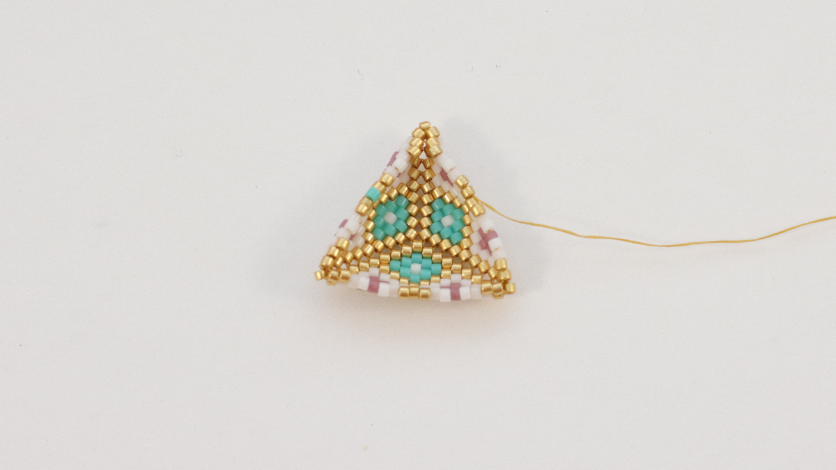 Orecchini Miyuki Triangle 3D weaving versione turchese : Tappa 13 Orecchini Miyuki Triangle 3D weaving versione turchese : Tappa 13