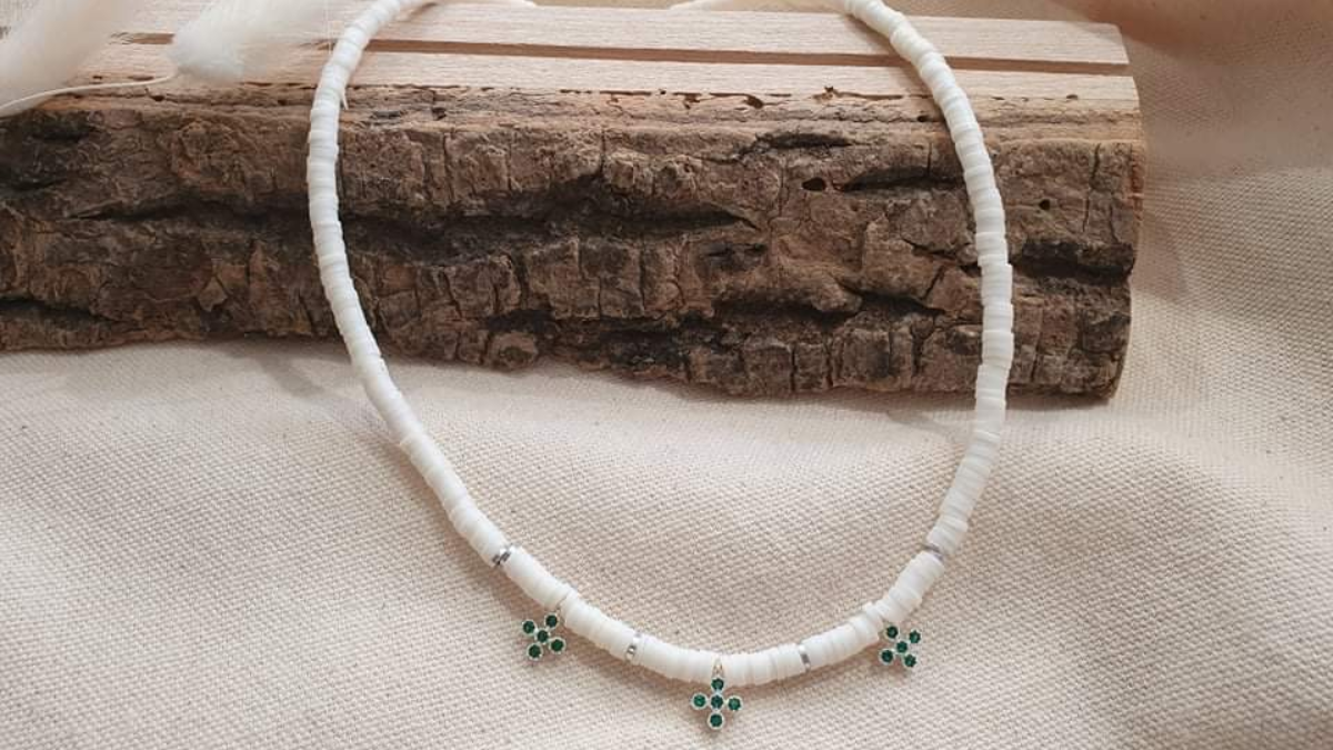 Schema Tuto collana di heishi bianco con mini ciondolo a croce di zircone