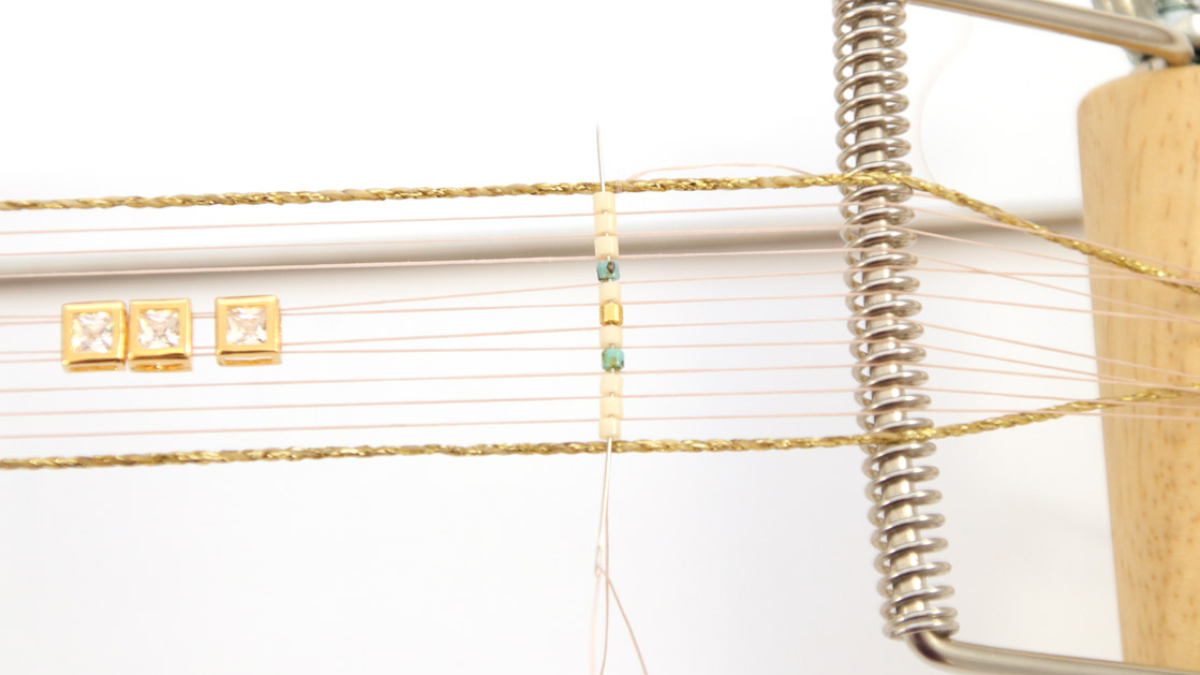 Miyuki Delicas 10 Griglia di tessitura a telaio con intarsio di strass : Tappa 3