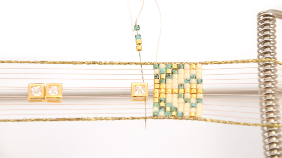 Miyuki Delicas 10 Griglia di tessitura a telaio con intarsio di strass : Tappa 4