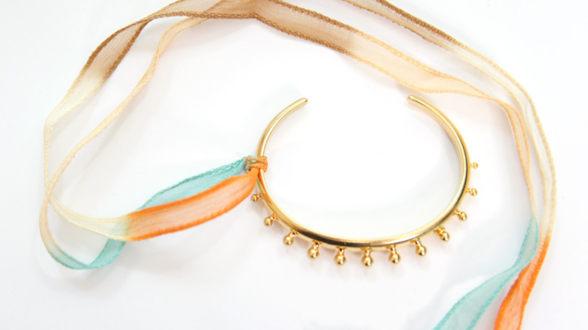 Bracciale d'oro fai da te in stile boho con nastro di seta tie and dye : Tappa 1 Bracciale d'oro fai da te in stile boho con nastro di seta tie and dye : Tappa 1