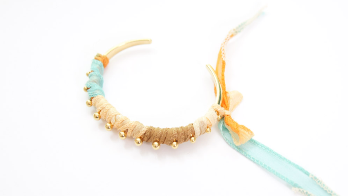 Bracciale d'oro fai da te in stile boho con nastro di seta tie and dye : Tappa 3 Bracciale d'oro fai da te in stile boho con nastro di seta tie and dye : Tappa 3
