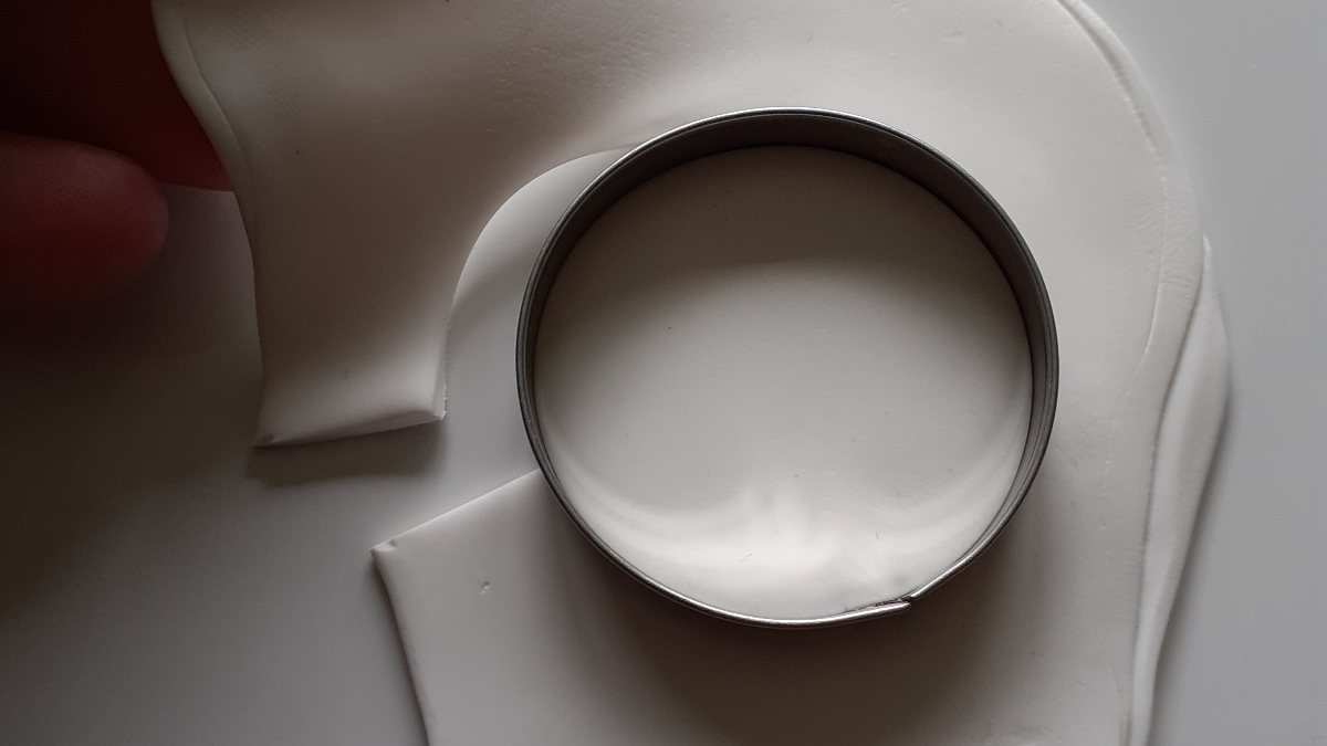 Ciondolo fai da te in argilla polimerica e tecnica di punteggiatura del design dei fiori : Tappa 2 Ciondolo fai da te in argilla polimerica e tecnica di punteggiatura del design dei fiori : Tappa 2