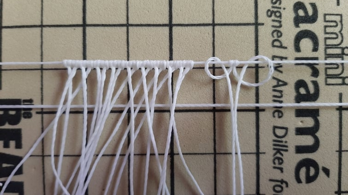 Cavigliera fai da te con motivo a foglia Micromacramé e perline Miyuki : Tappa 2