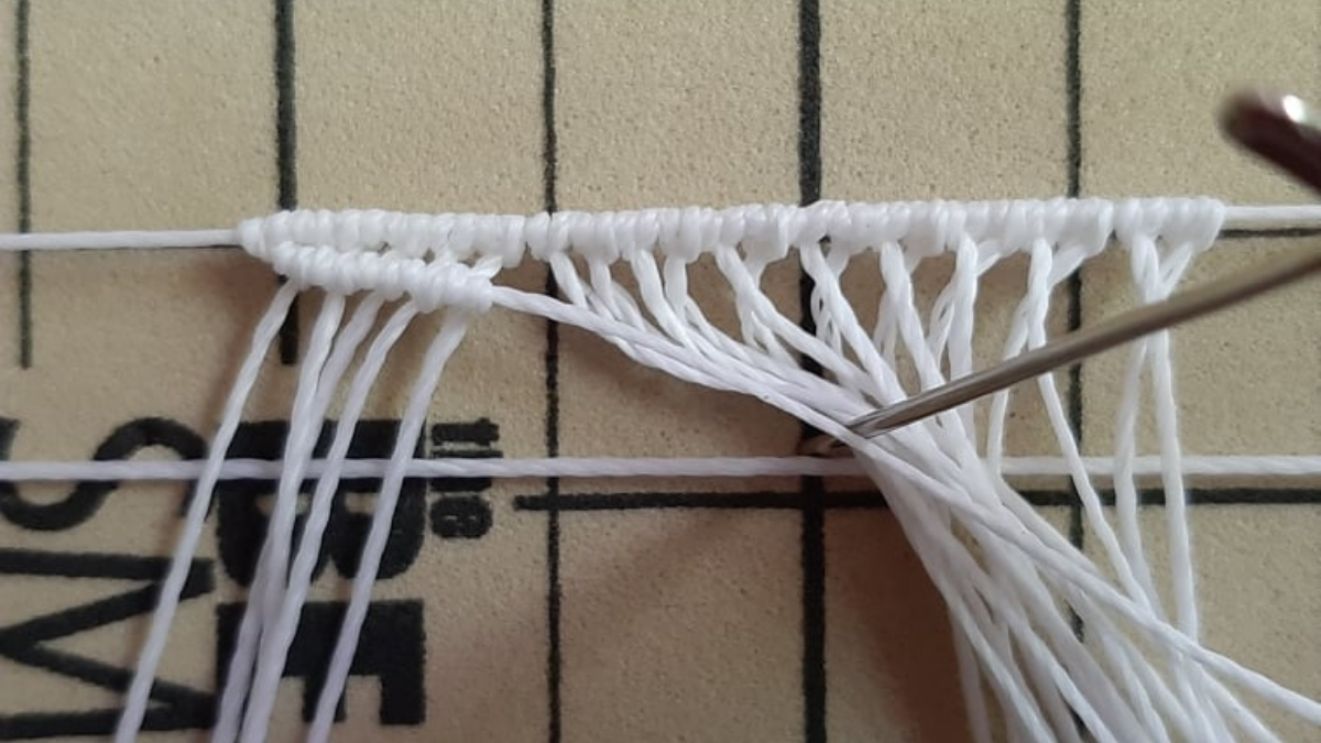 Cavigliera fai da te con motivo a foglia Micromacramé e perline Miyuki : Tappa 3