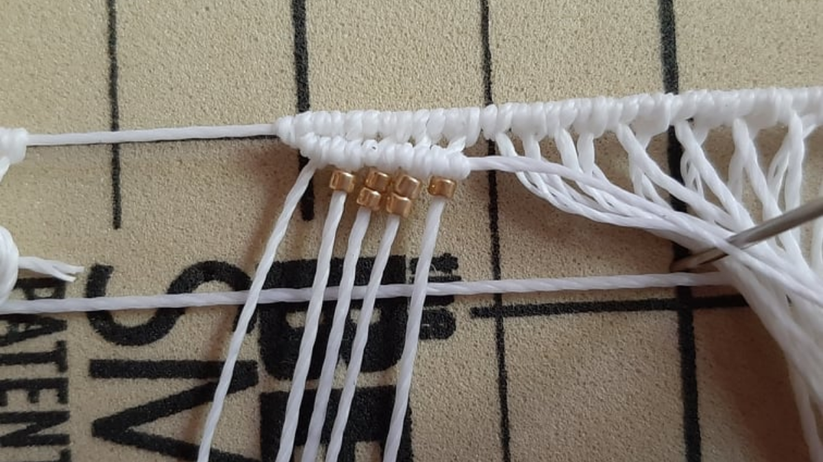 Cavigliera fai da te con motivo a foglia Micromacramé e perline Miyuki : Tappa 4
