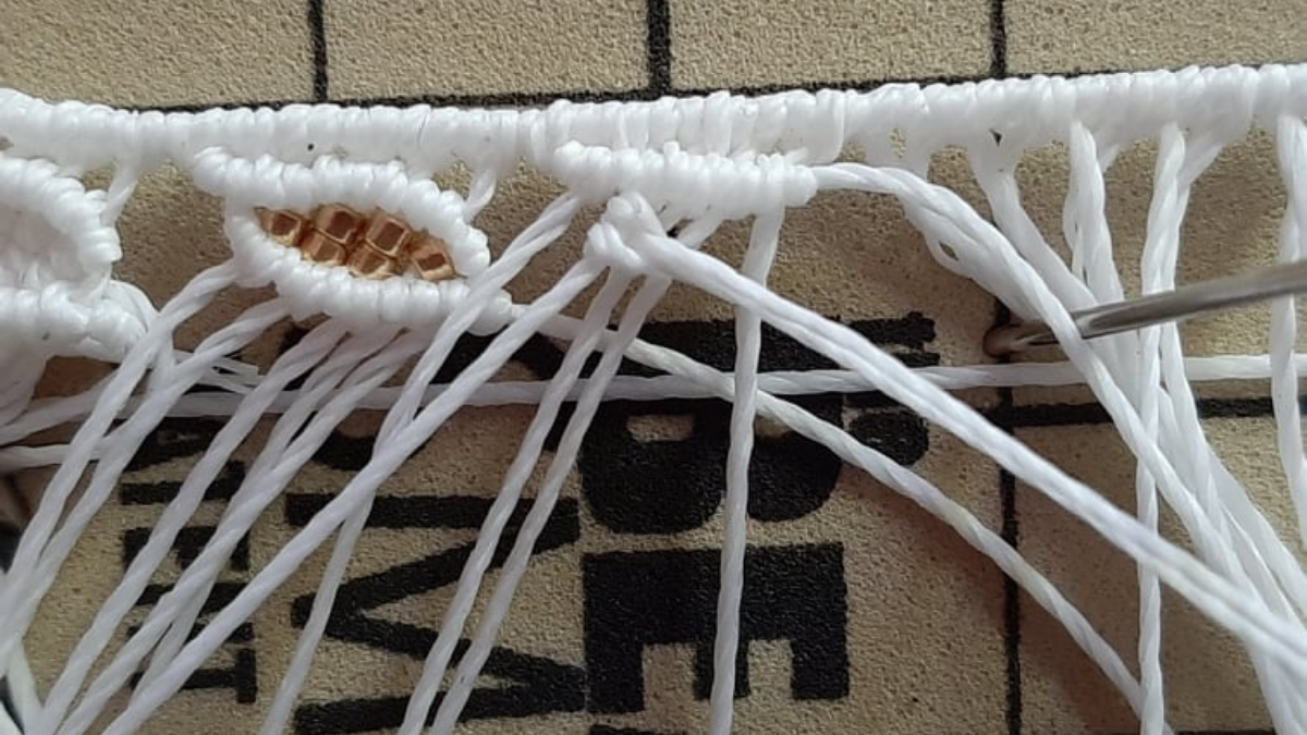Cavigliera fai da te con motivo a foglia Micromacramé e perline Miyuki : Tappa 6