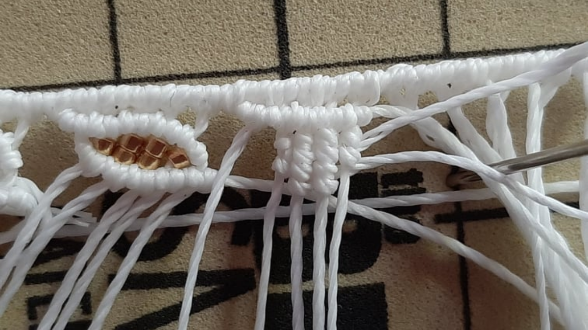 Cavigliera fai da te con motivo a foglia Micromacramé e perline Miyuki : Tappa 7