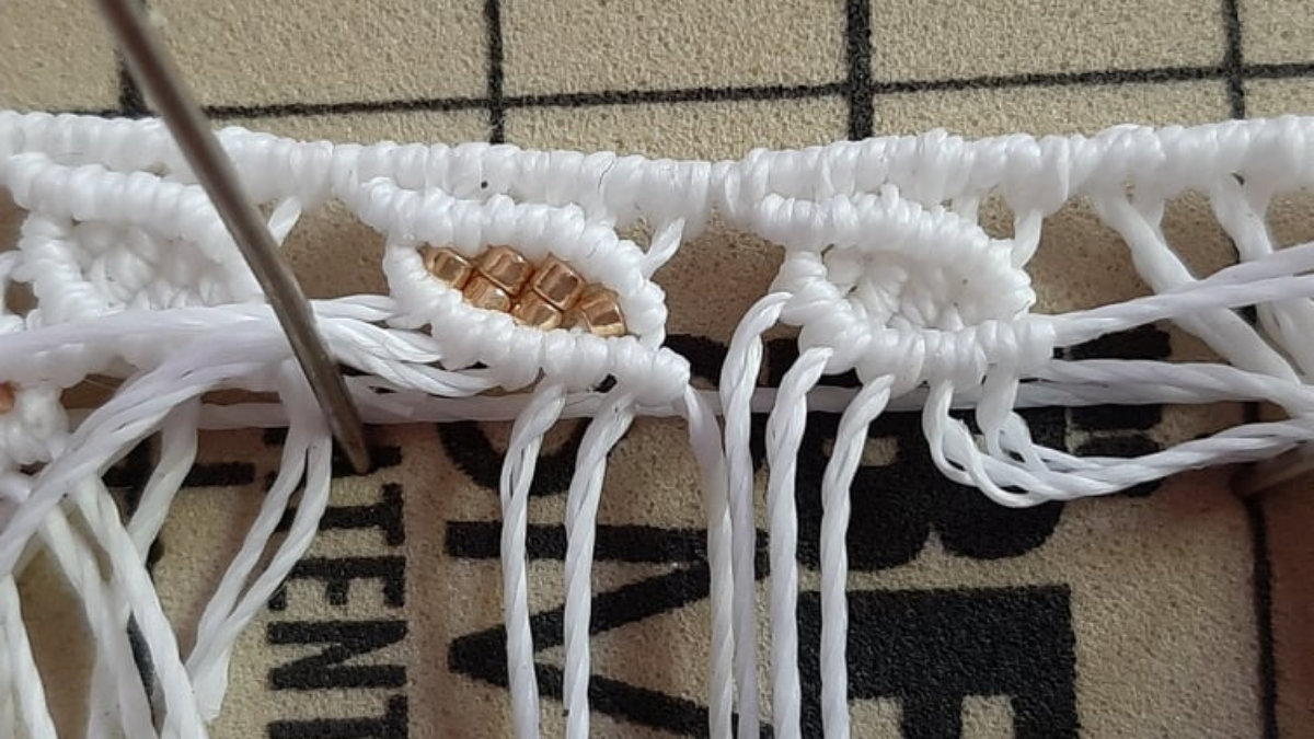 Cavigliera fai da te con motivo a foglia Micromacramé e perline Miyuki : Tappa 9