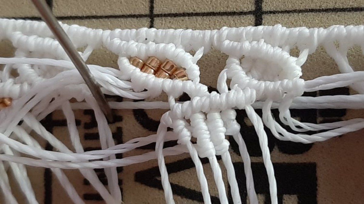 Cavigliera fai da te con motivo a foglia Micromacramé e perline Miyuki : Tappa 11