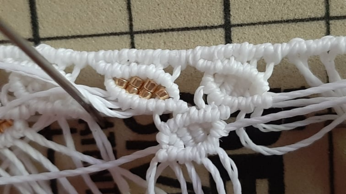 Cavigliera fai da te con motivo a foglia Micromacramé e perline Miyuki : Tappa 12