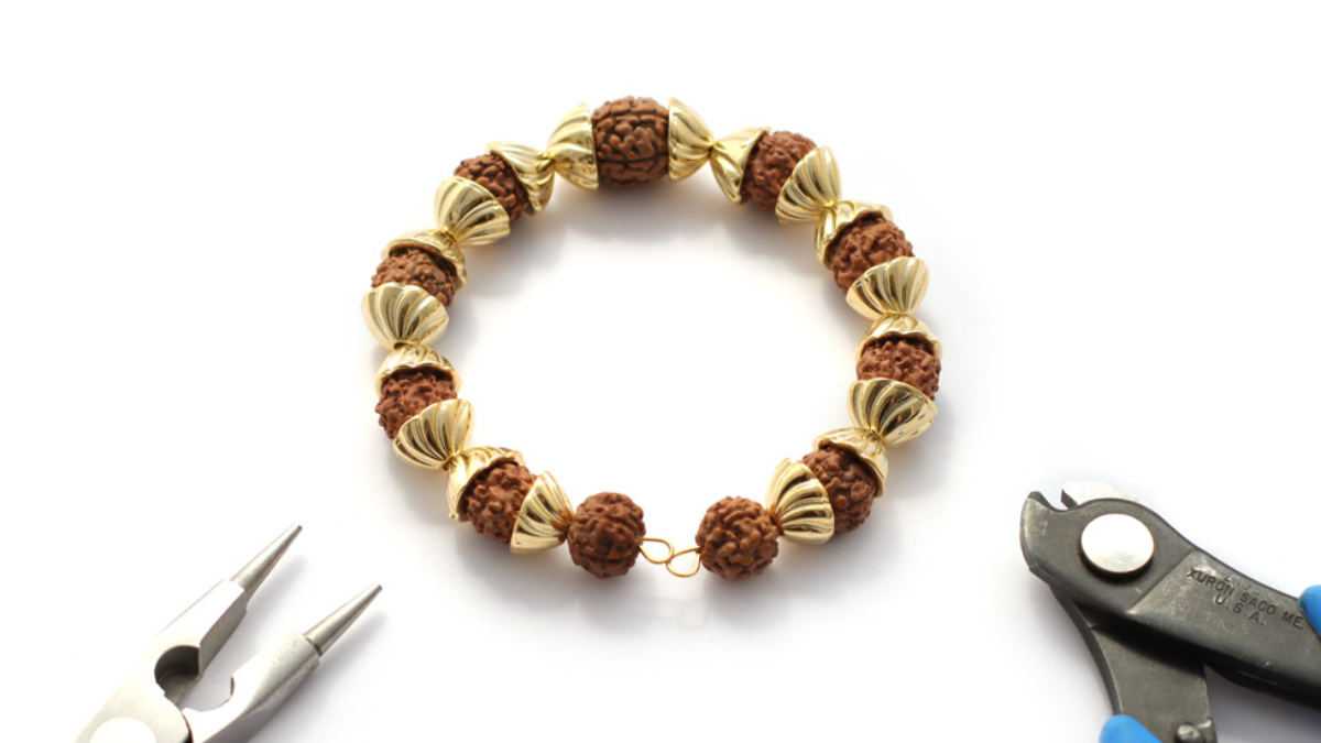 Bracciale fai da te di perline Rudraksha o lacrime di Shiva : Tappa 3