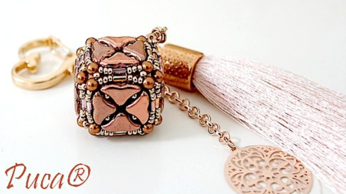 Schema Portachiavi con perle di vetro Atina Helios di Puca Schema Portachiavi con perle di vetro Atina Helios di Puca