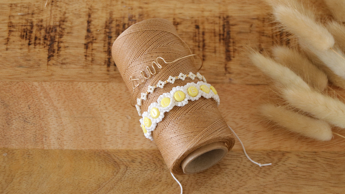 Schema Bracciale macramé con fiori e perline Alphabet