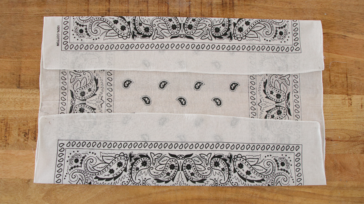 Bracciale Bandana fai da te con ciondolo ape : Tappa 1 Bracciale Bandana fai da te con ciondolo ape : Tappa 1