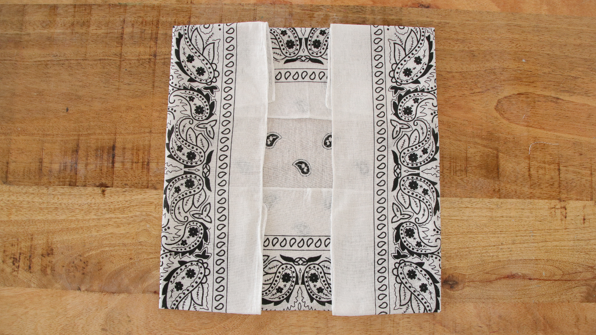 Bracciale Bandana fai da te con ciondolo ape : Tappa 2 Bracciale Bandana fai da te con ciondolo ape : Tappa 2