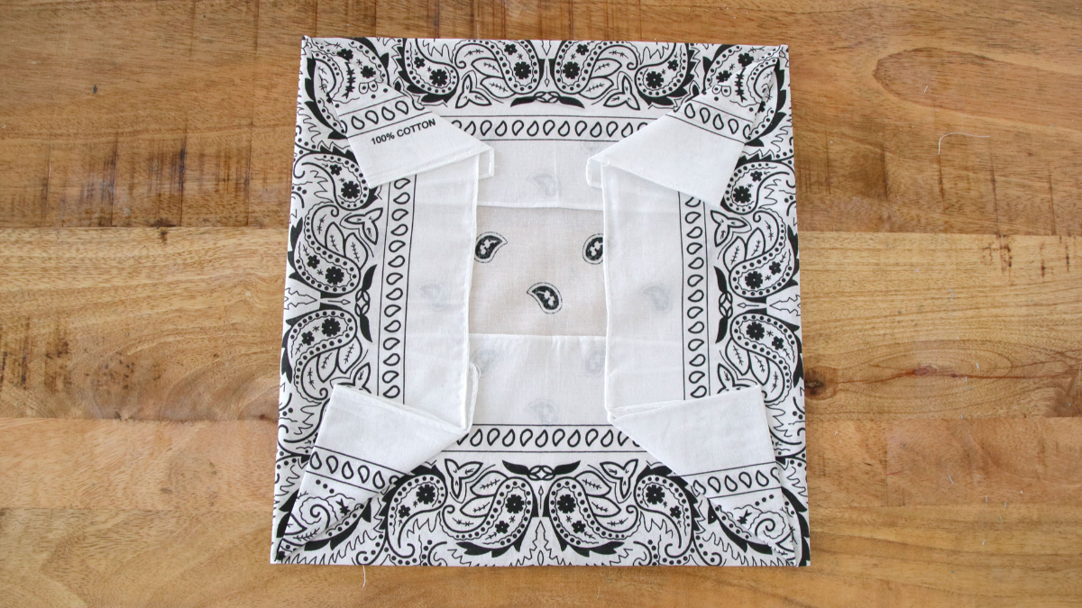 Bracciale Bandana fai da te con ciondolo ape : Tappa 3 Bracciale Bandana fai da te con ciondolo ape : Tappa 3