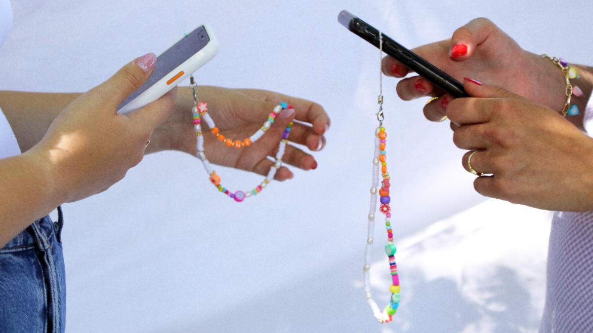 Schema Gioielli per il telefono con perline di lettere, heishi e perline di argilla polimerica