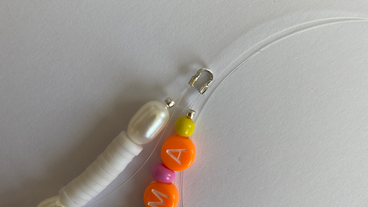 Gioielli per il telefono con perline di lettere, heishi e perline di argilla polimerica : Tappa 2