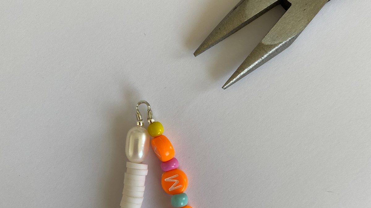 Gioielli per il telefono con perline di lettere, heishi e perline di argilla polimerica : Tappa 3