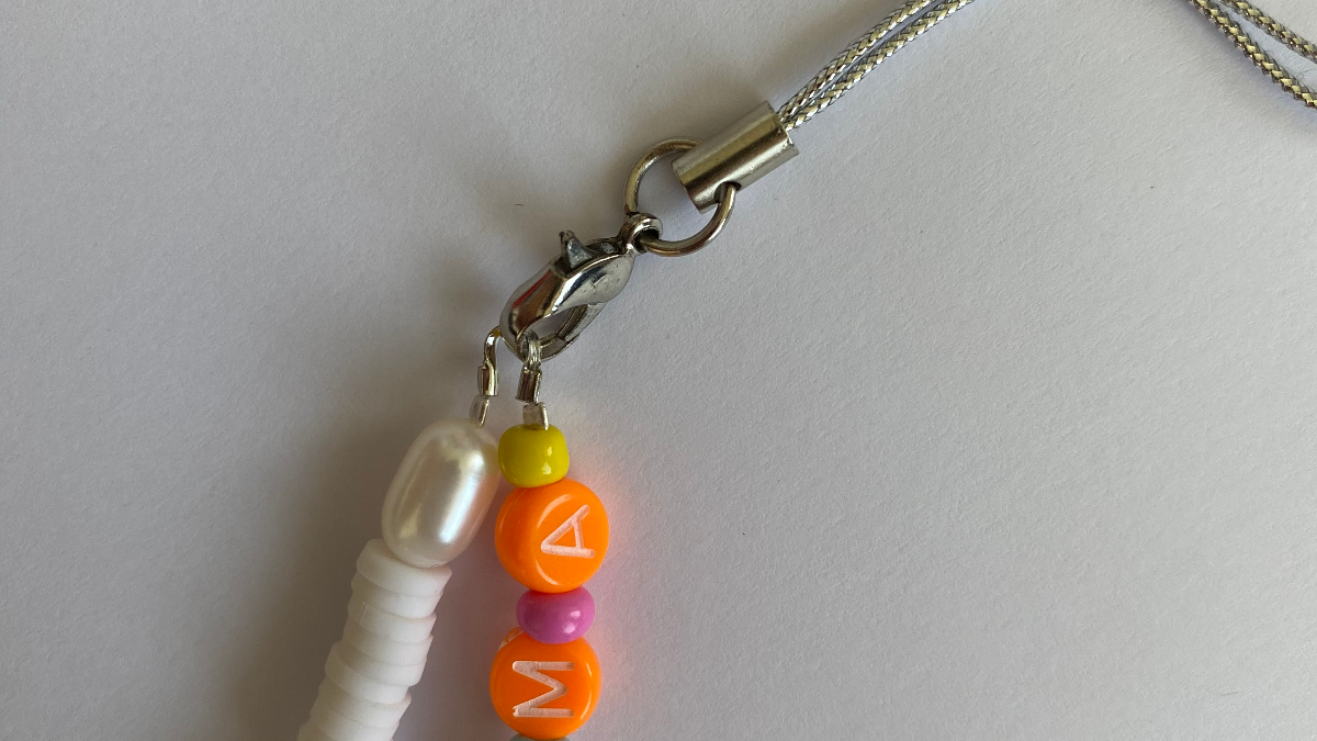 Gioielli per il telefono con perline di lettere, heishi e perline di argilla polimerica : Tappa 4