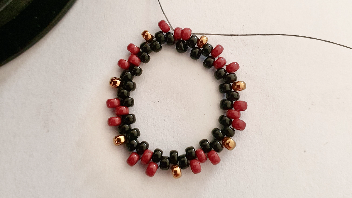 Fai da te Miyuki bead custodia accendino 11/0 con tecnica peyote : Tappa 2 Fai da te Miyuki bead custodia accendino 11/0 con tecnica peyote : Tappa 2