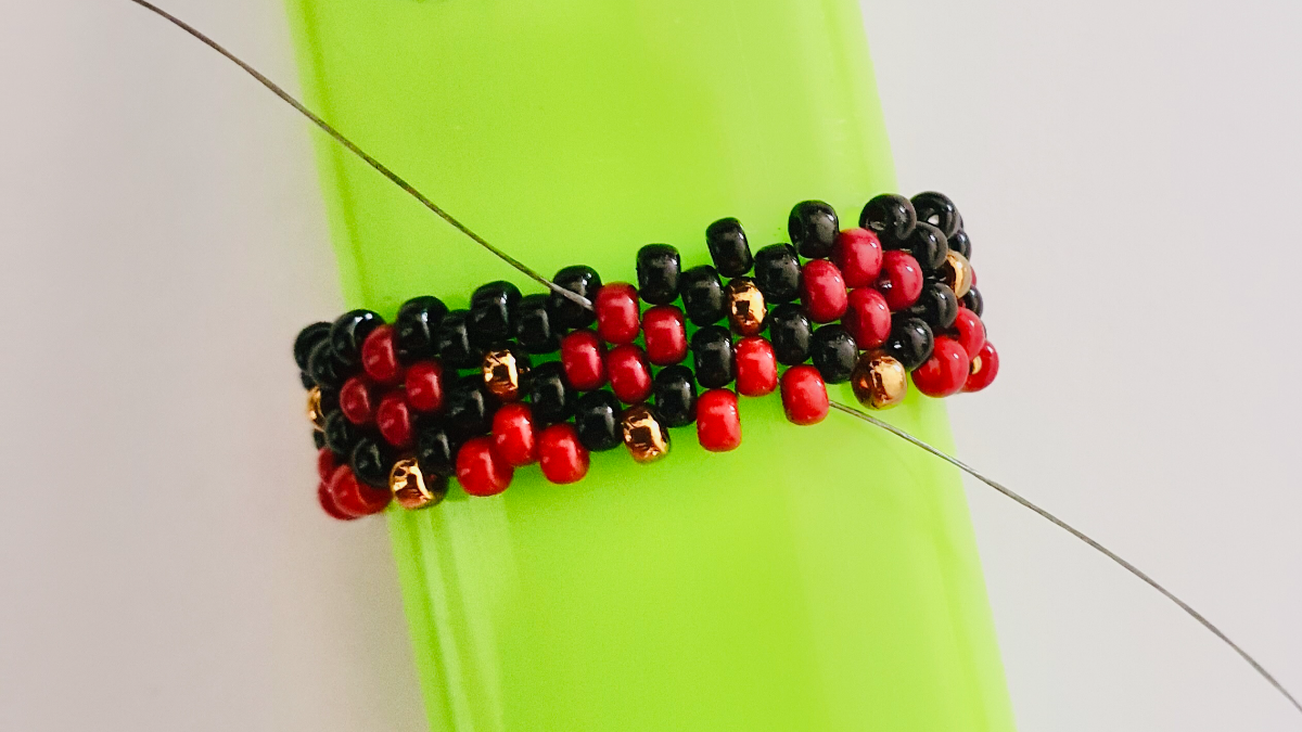 Fai da te Miyuki bead custodia accendino 11/0 con tecnica peyote : Tappa 5 Fai da te Miyuki bead custodia accendino 11/0 con tecnica peyote : Tappa 5