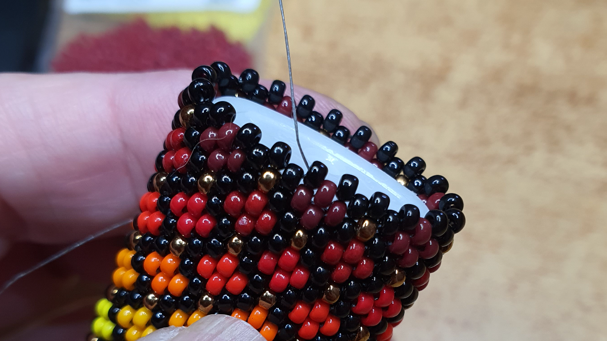 Fai da te Miyuki bead custodia accendino 11/0 con tecnica peyote : Tappa 7 Fai da te Miyuki bead custodia accendino 11/0 con tecnica peyote : Tappa 7