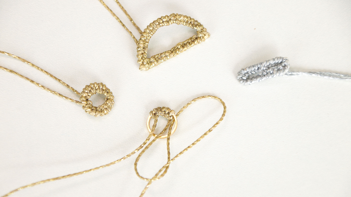 Orecchini asimmetrici in filo d'oro e d'argento linhasita macramé : Tappa 3 Orecchini asimmetrici in filo d'oro e d'argento linhasita macramé : Tappa 3