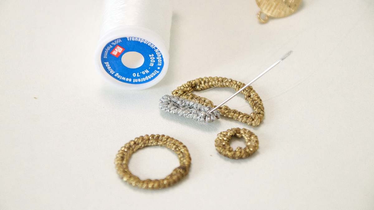 Orecchini asimmetrici in filo d'oro e d'argento linhasita macramé : Tappa 5 Orecchini asimmetrici in filo d'oro e d'argento linhasita macramé : Tappa 5