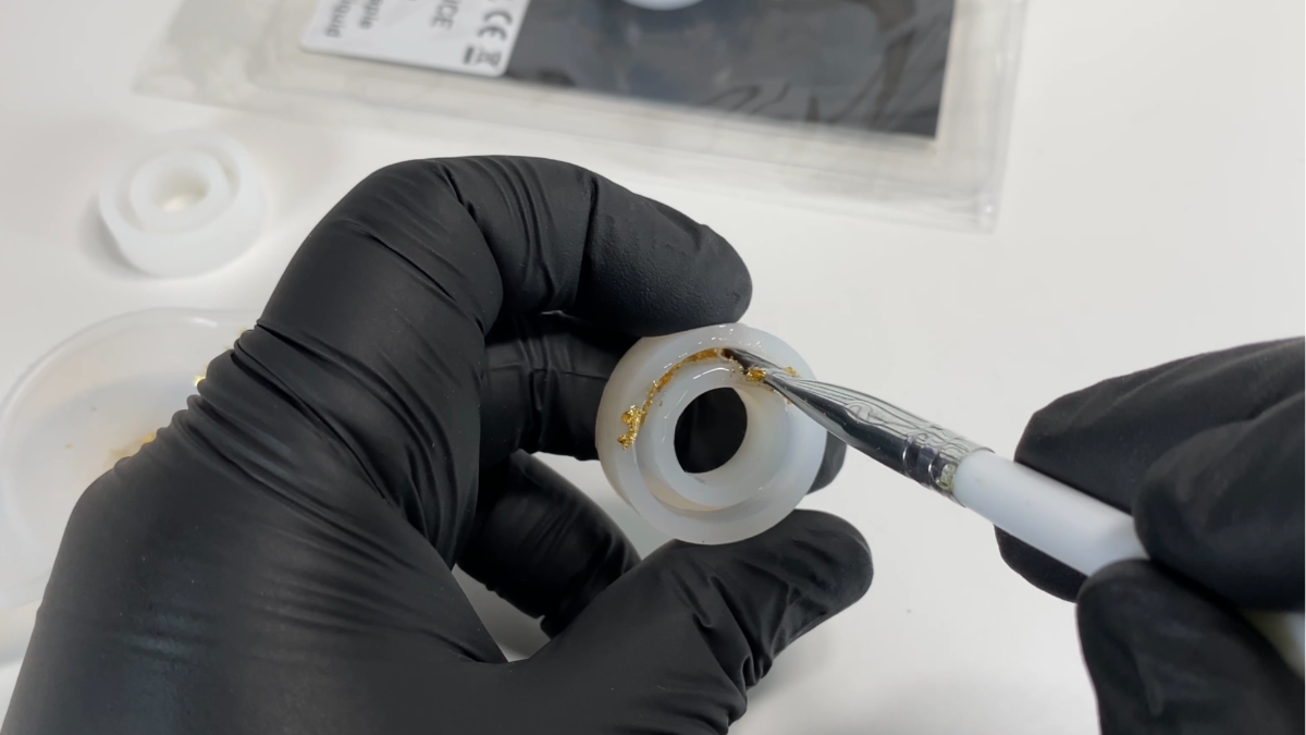 Orecchini a cerchio in resina con anelli intrecciati : Tappa 2 Orecchini a cerchio in resina con anelli intrecciati : Tappa 2