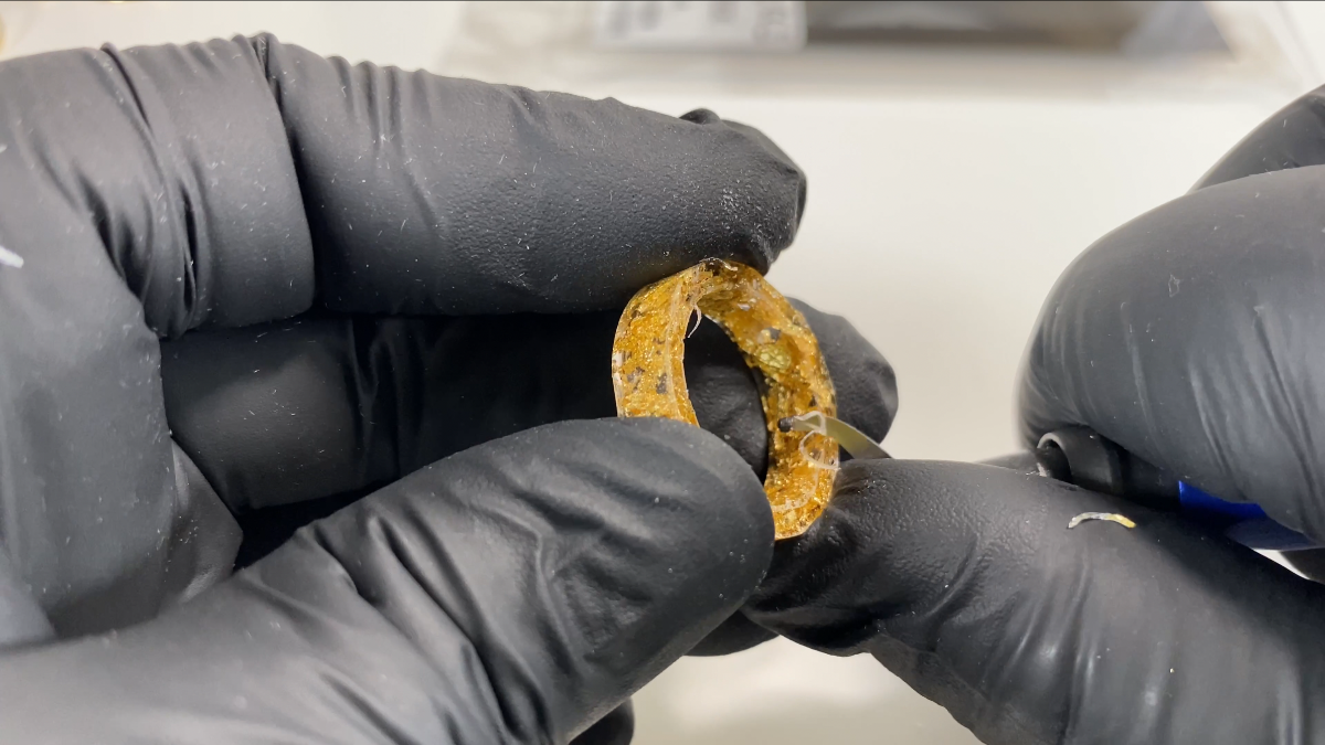 Orecchini a cerchio in resina con anelli intrecciati : Tappa 7 Orecchini a cerchio in resina con anelli intrecciati : Tappa 7