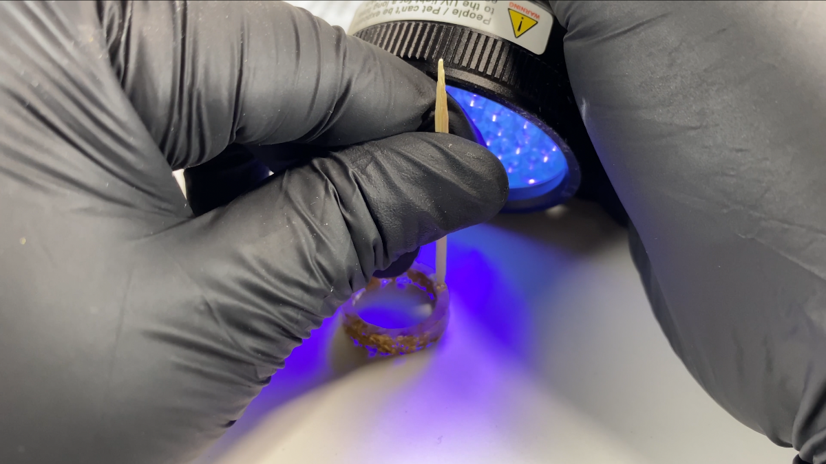 Orecchini a cerchio in resina con anelli intrecciati : Tappa 12 Orecchini a cerchio in resina con anelli intrecciati : Tappa 12