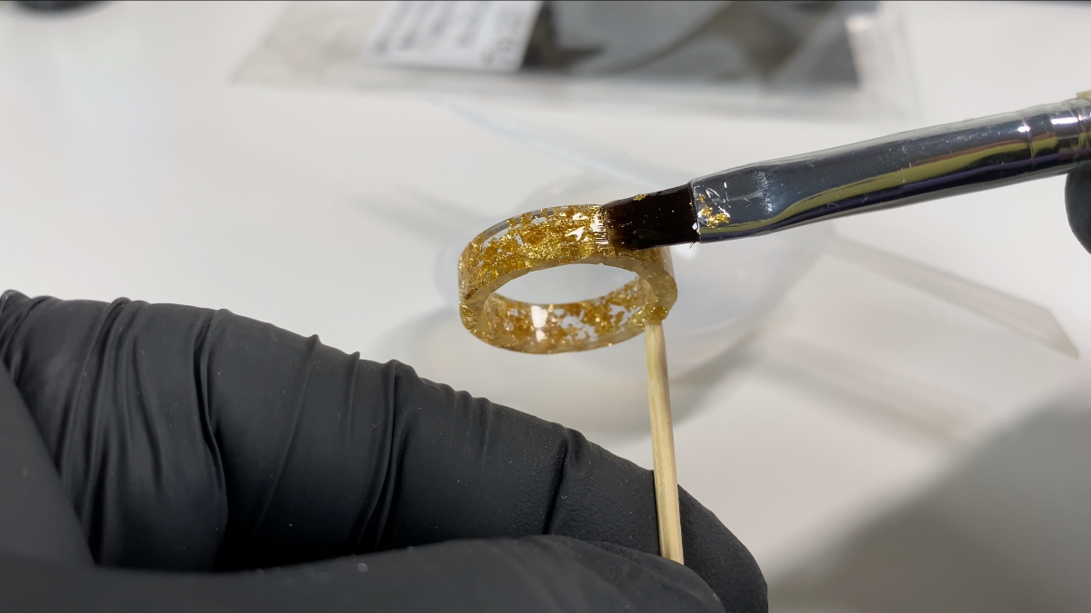 Orecchini a cerchio in resina con anelli intrecciati : Tappa 13 Orecchini a cerchio in resina con anelli intrecciati : Tappa 13